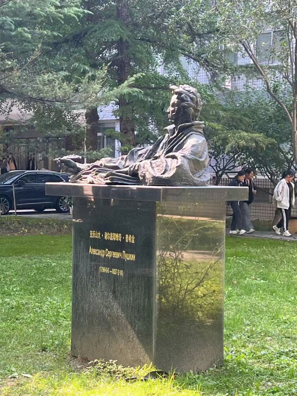 陀想妥耶夫斯基会对应酬媒体笑吗